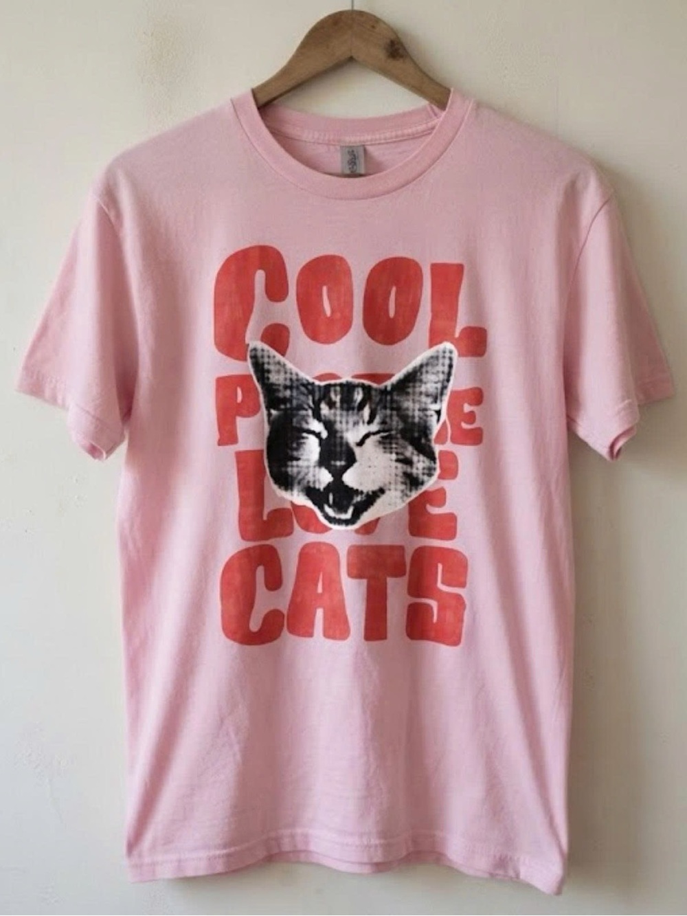 Gildan Pink Graphic 'Cool People Love Cats' Tee with Red Print | Unisex Shirt